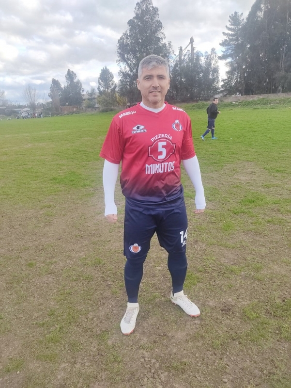 Mauricio Zenteno debutó en el fútbol de los viejitos cracks defendiendo los colores de Provincial Linares 