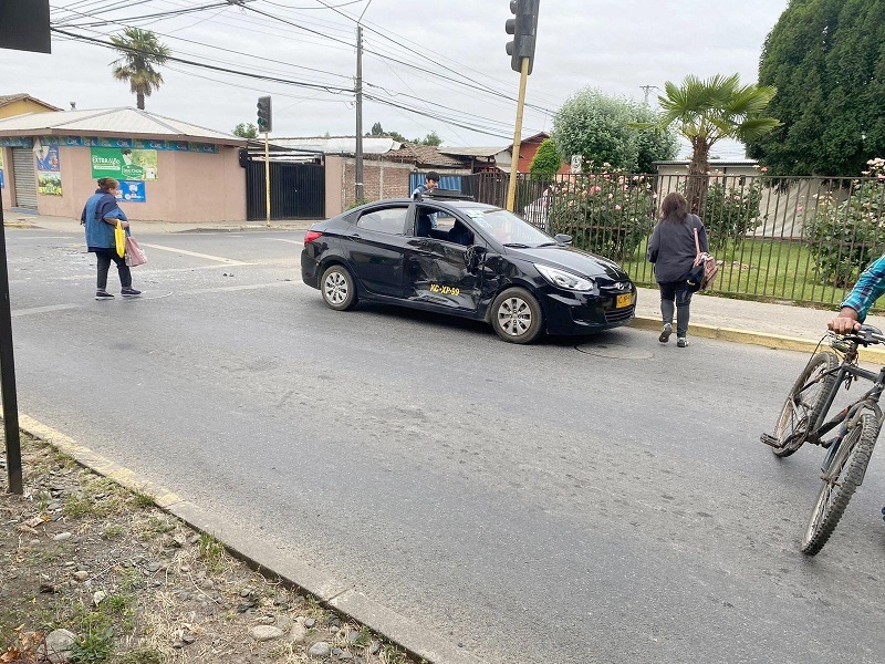 Linares: nueva colisión en esquina semaforizada del sector oriente