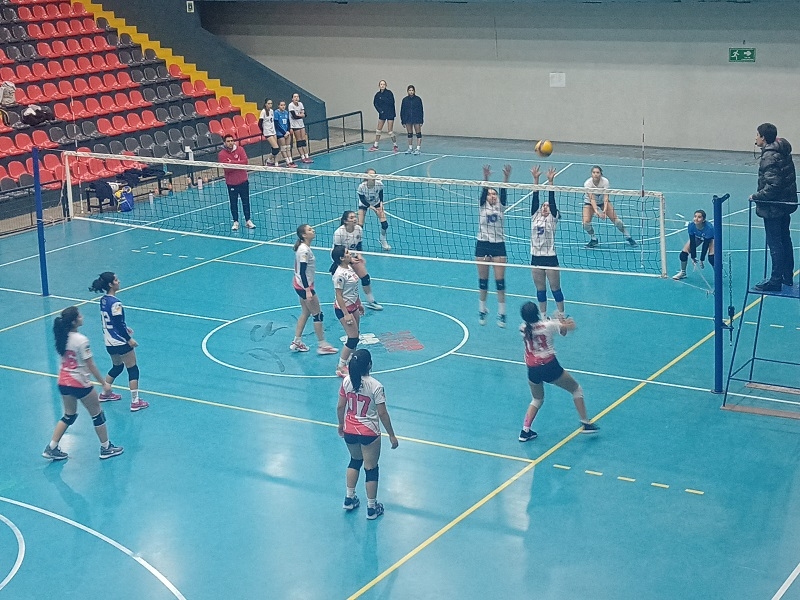 Colegio Inglés se quedó con la Copa Aniversario en el Vóleibol U17 tras vencer a las Leonas del Maule 