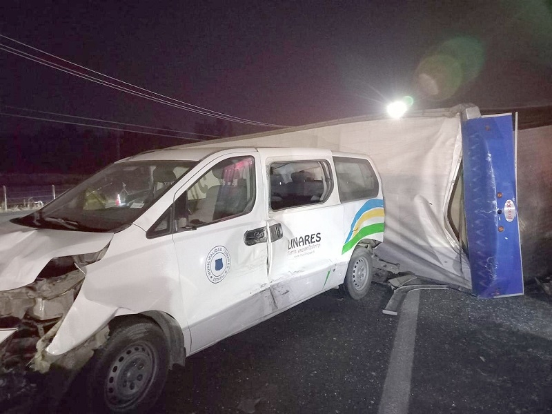 Conductor Municipal de Linares lesionado en choque múltiple en ruta 5 sur sector camarico