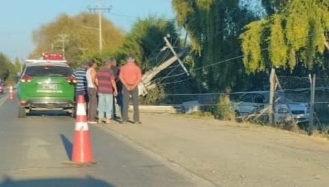 Volcamiento de vehículo dejó 2 personas lesionadas camino a Palmilla