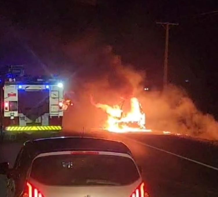 Incendio de vehículo movilizó en Linares dispositivo de emergencias hasta la Ruta 5 Sur