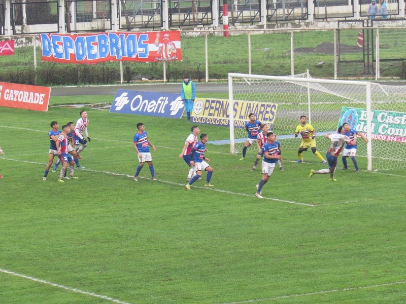 Albirrojos no pudieron con el cerrojo de Real San Joaquín y rescataron magro empate en casa 