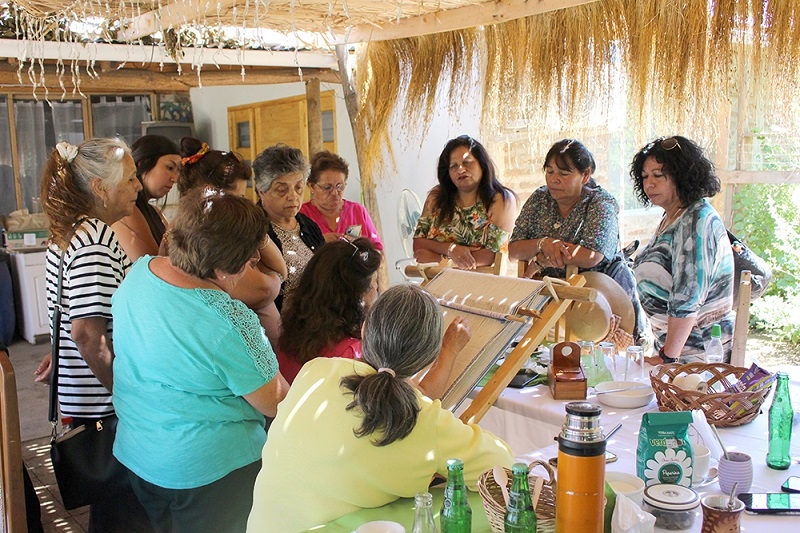 Un encuentro con historia: artesanas de Valle Hermoso, Rari y Quinamávida comparten sus saberes en Colbún