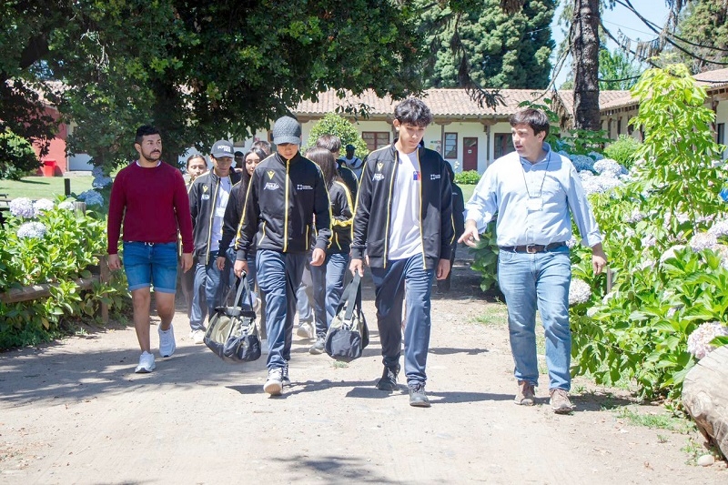 Jóvenes deportistas maulinos participan en campamento de verano para potenciar una formación integral