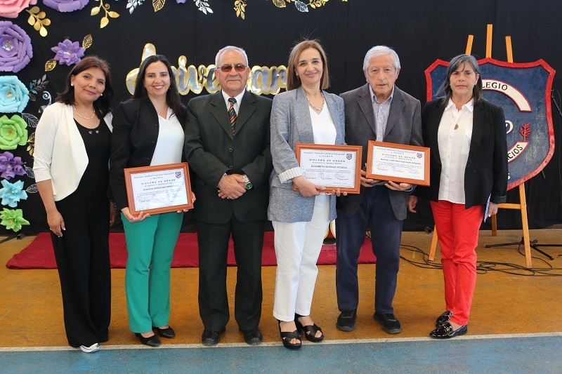 Con homenaje a ex alumnos, Colegio Margot Loyola de Linares celebró Ceremonia 150° aniversario