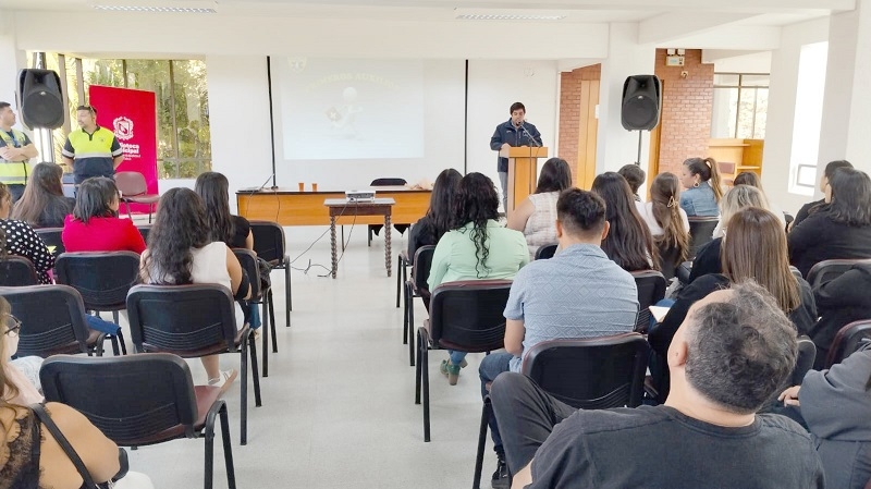 SENAMA Maule y el equipo SAMU del SSM capacito en primeros auxilios a monitores del Programa Vínculos 