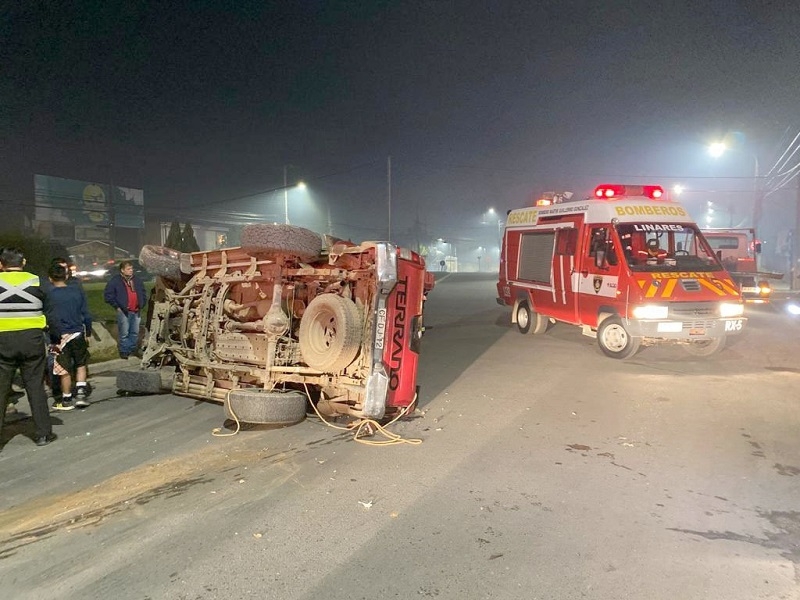 Linares: volcamiento de camioneta movilizó operativo de bomberos