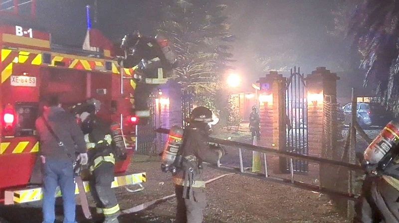 Emergencia por incendio en camino a Panimávida dejó reclamos de Bomberos en Linares