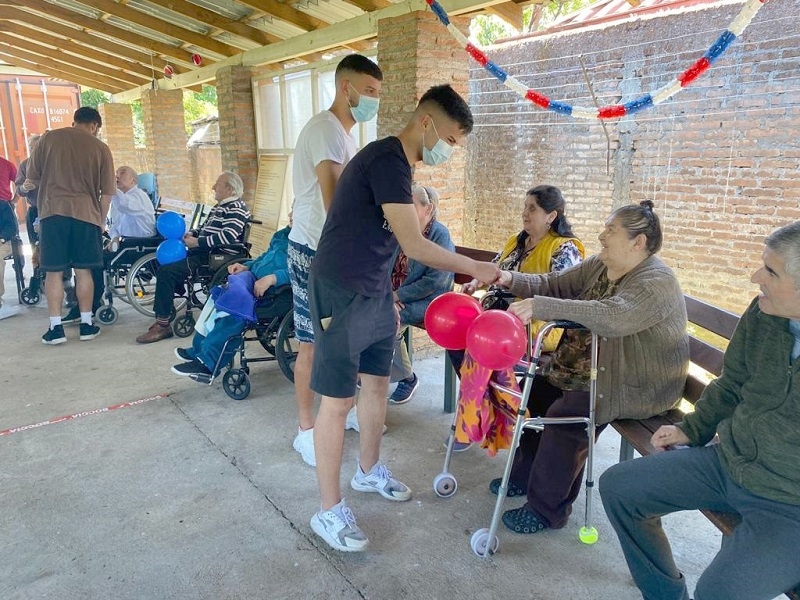 Ascendido Deportes Linares visitó el Hogar de Fundación Las Rosas