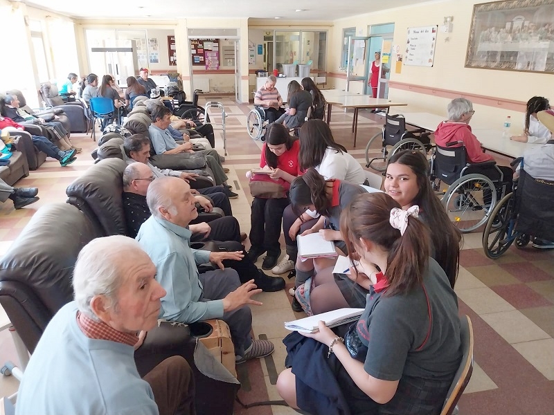 Estudiantes del Instituto Politécnico visitan Hogar de Fundación Las Rosas 