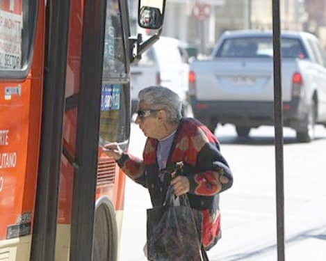 Proponen eximir a mayores de 65 y a discapacitados del pago de la tarifa del transporte público