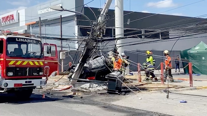 Linares: 4 fallecidos en choque de vehículo contra poste de tendido eléctrico