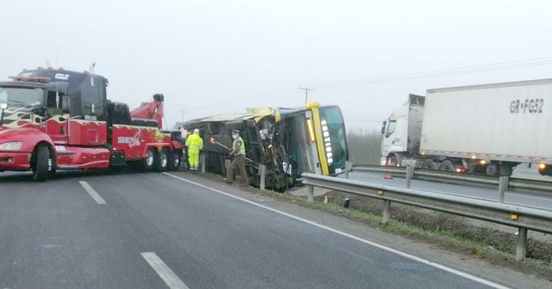 Longaví: Volcamiento de bus dejó 8 lesionados en Ruta 5 Sur