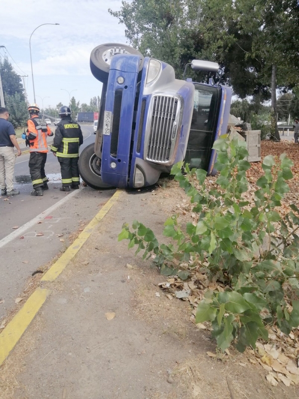 Camión volcó en avenida Aníbal León Bustos