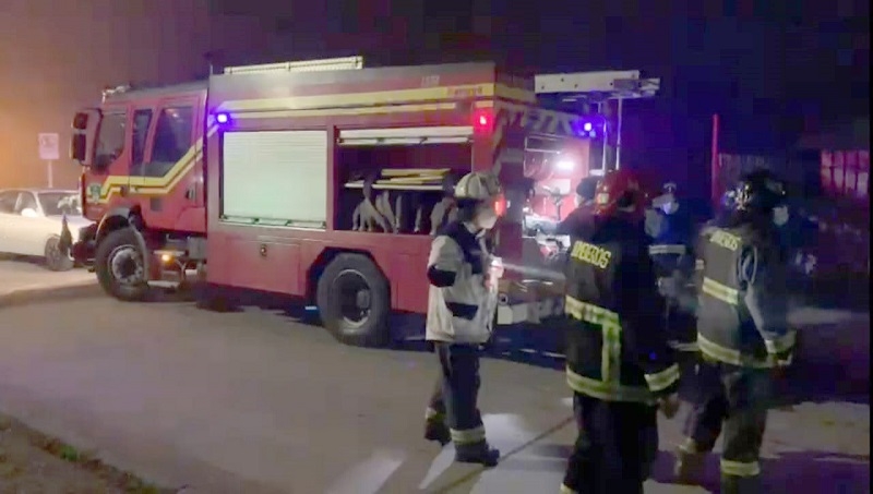 LINARES: BOMBEROS CONTROLÓ FUEGO EN BASURAL CON PELIGRO DE PROPAGACIÓN A VIVIENDA