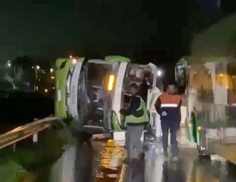 San Javier: Volcamiento de bus de pasajeros deja 20 lesionados en Ruta 5 Sur