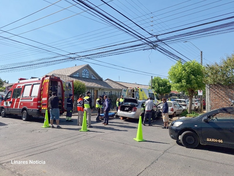 Linares:: nuevamente accidente de tránsito moviliza a Bomberos en sector urbano_