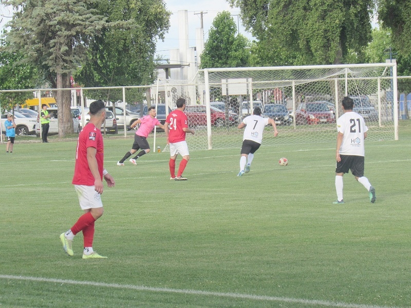 El fútbol revivió las leyendas en el Tucapel Bustamante Lastra 