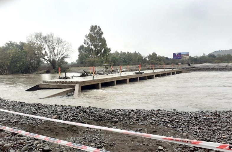 A raíz de las intensas lluvias: Serios daños sufre puente recién construido en el río Putagán, al sur de Villa Alegre