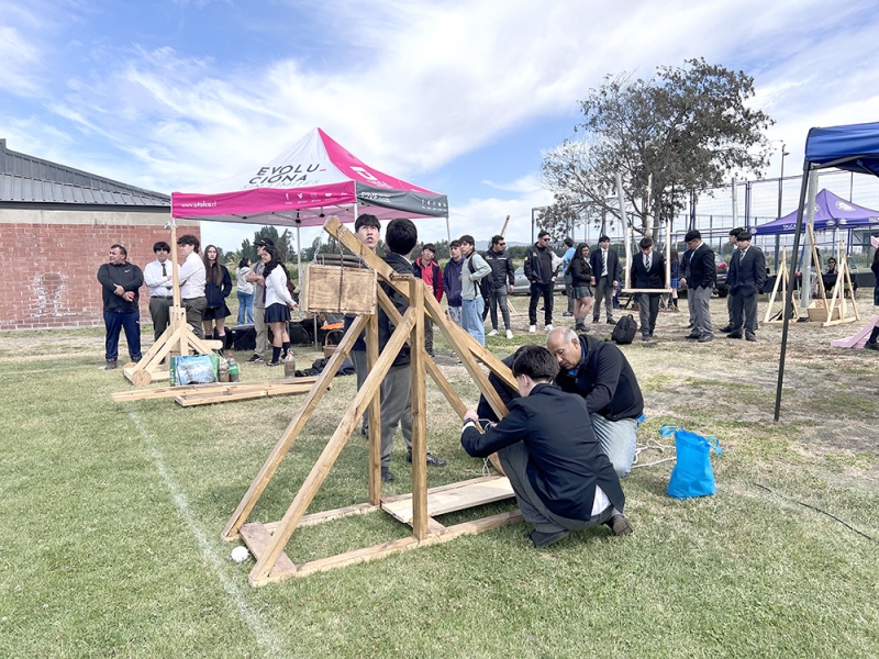 Escolares aprendieron ciencia a través de la creación de catapultas 