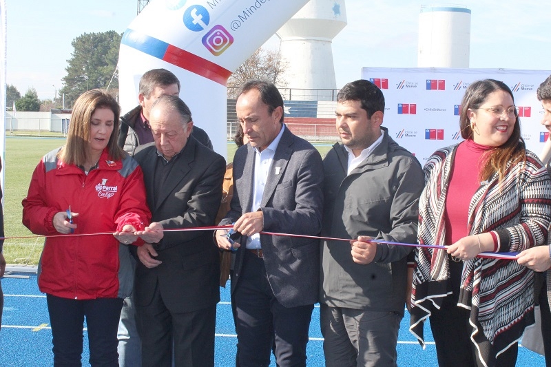 Ministro Pizarro tras cortar la cinta en el renovado Estadio de Parral: "Para el gobierno es un orgullo poder impulsar mejoras de infraestructura deportiva"