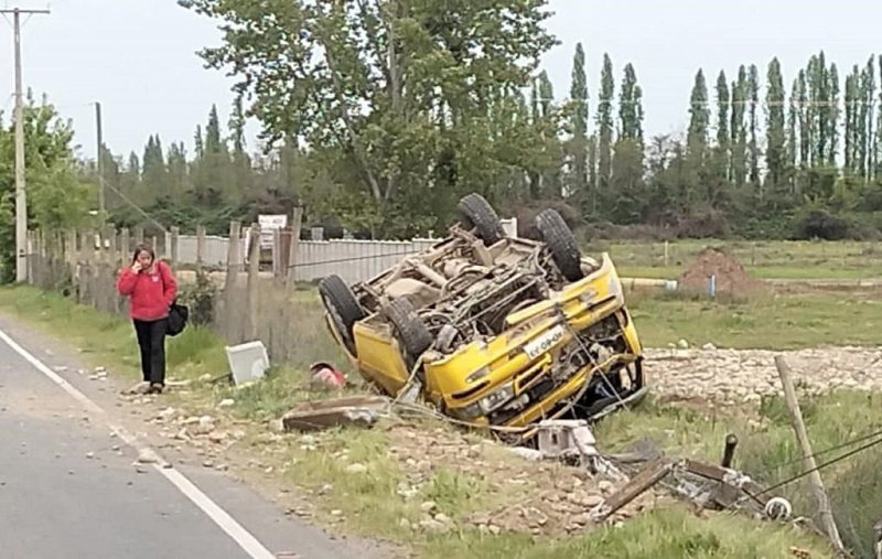 Volcamiento de furgón deja 3 lesionados en camino a Panimávida con cruce Ballica Norte