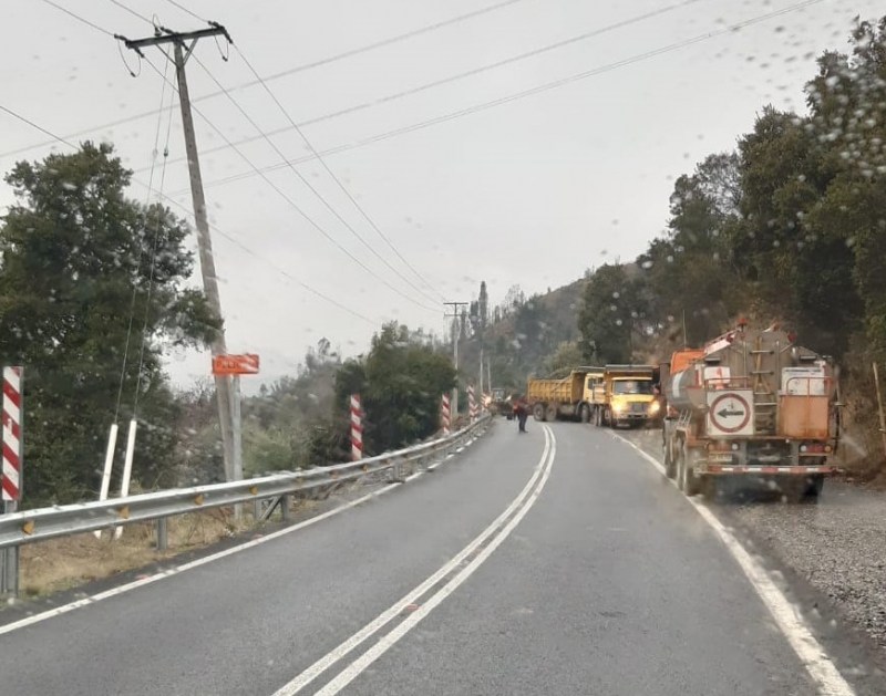 Linares: ejecutan trabajos en ruta a Embalse Ancoa por deslizamientos tras frente de lluvias