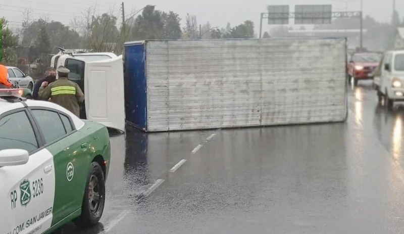 San Javier: Volcamiento de camión generó bloque parcial de Ruta 5 Sur