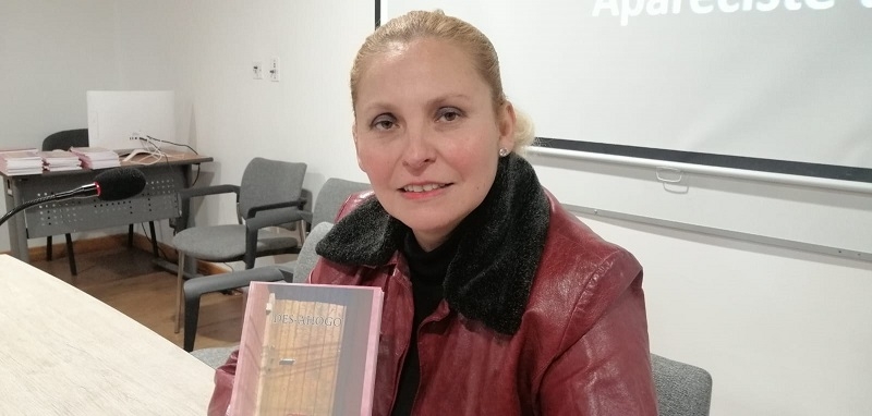 Linares: Carla Cancino presentó libro Des-Ahogo