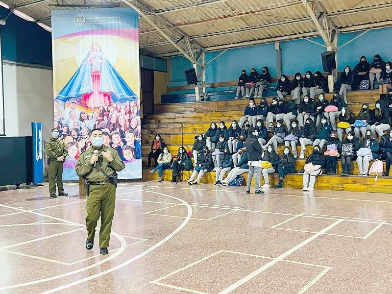 Linares: Carabineros realizó charla preventiva sobre violencia escolar