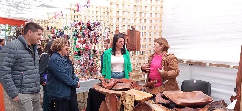  Autoridades inauguran Primera Feria de Mujeres Jefas de  Hogar con 100 participantes de 26 comunas de la región