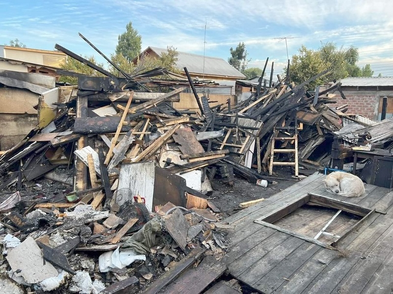 Linares: una vivienda destruida y 2 afectadas en incendio en sector surponiente