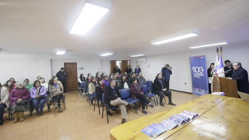 "Caleta Mujer, Tejiendo Redes por la Seguridad Social": Subsecretario Reyes dio el vamos a proyecto ante trabajadoras del mar de Pelluhue