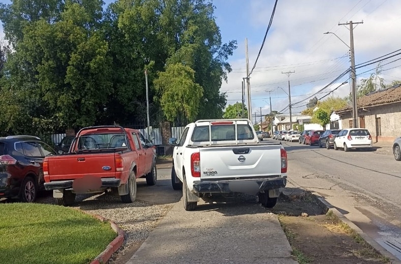 Linares: peatones denuncian nula fiscalización en estacionamiento de vehículos en veredas