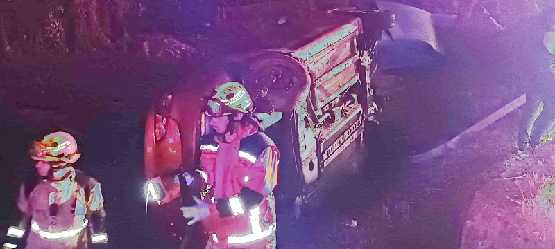 Longaví: volcamiento de vehículo movilizó rescate de Bomberos