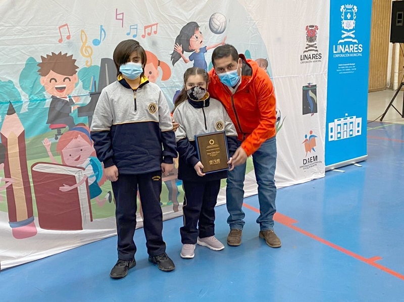 Municipio de Linares premia a niños ganadores de Concursos Artístico Cultural de la comuna