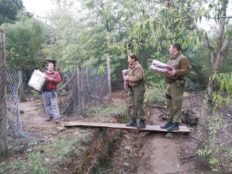 Carabineros entregó frazadas a los damnificados por las inundaciones del sector cordillerano de Linares.