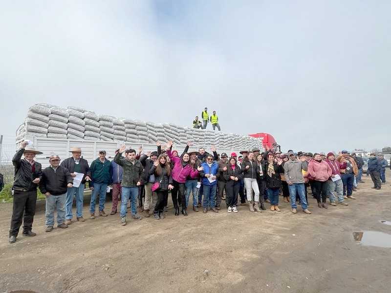 Gobierno entrega más de 4.000 sacos de alimento concentrado para animales de agricultores No INDAP afectados por temporales en Linares 