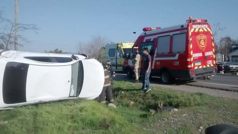 Linares: Una lesionada en volcamiento en sector Llancanao