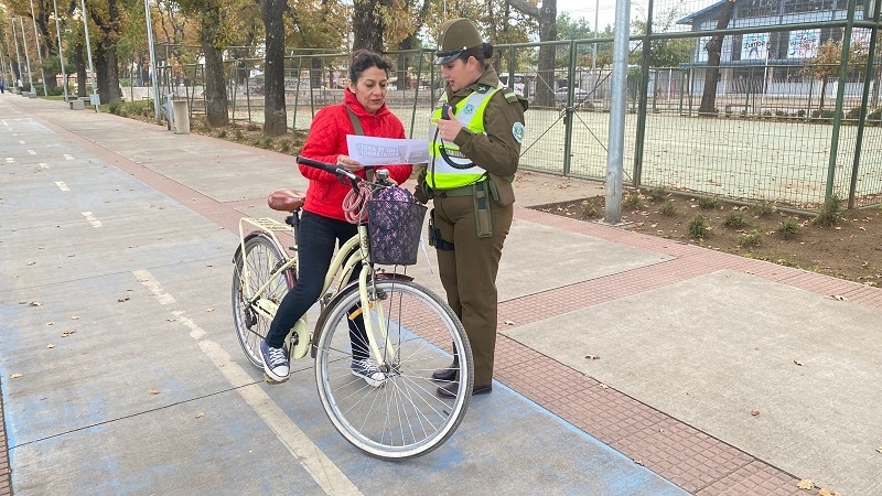 Carabineros de Parral entrega información a ciclistas para circular con seguridad y autocuidado