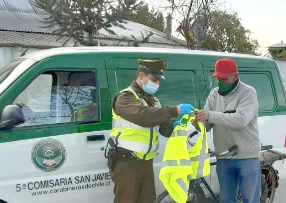 San Javier: Entregan material reflectante a los ciclistas para prevenir accidentes viales