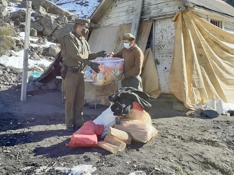 Carabineros de San Clemente entrega ayuda a arriero en la cordillera