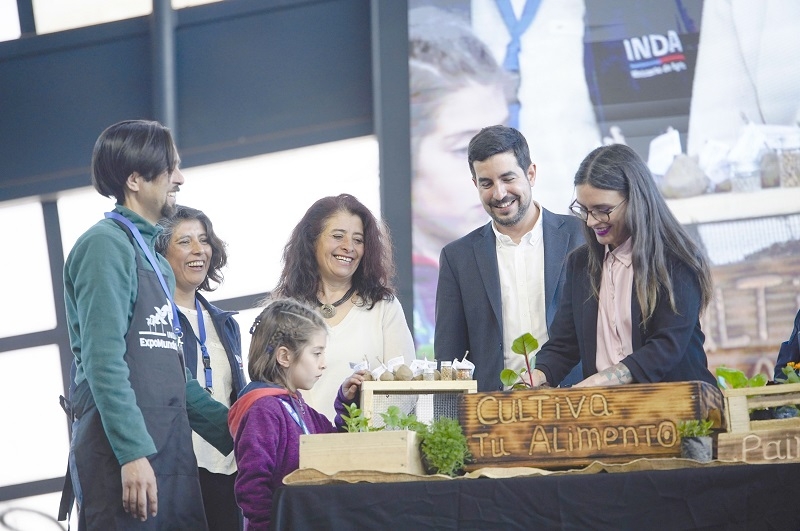 El campo llegó a la ciudad: con siembra simbólica y charquicanazo se inauguró la ExpoMundoRural 