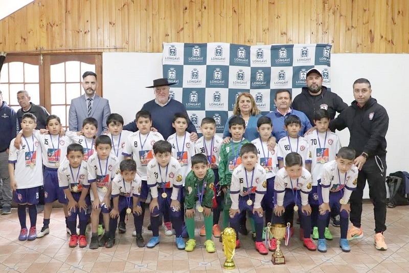 Alcalde Longaví entregó reconocimiento a niños de la escuela de Fútbol Iván Morales, tras coronarse campeones del mundialito disputado en Linares