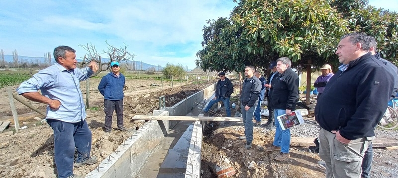 Delegado Presidencial Regional y director de INDAP inspeccionan obras de reparación de canales de regadío en Sagrada Familia y Rauco