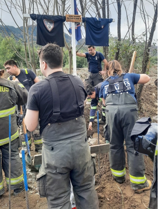 Linares: Bomberos levanta cruz en recuerdo de voluntario mártir