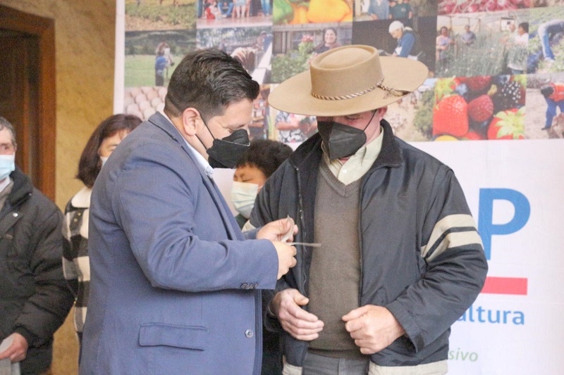 Pequeños productores de San Clemente recibieron incentivos por emergencia agrícola del plan Siembra Por Chile  y recursos para riego del convenio Indap-GORE  