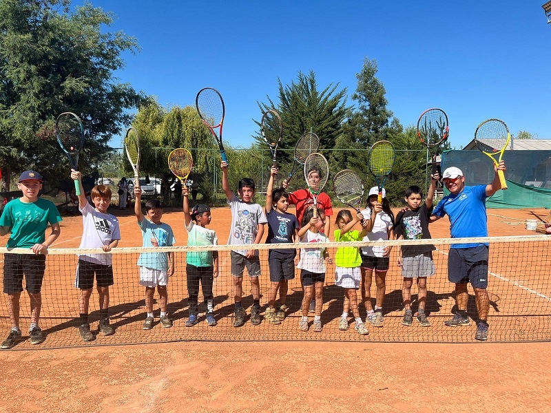 Niños y niñas de Longaví inician clases de tenis