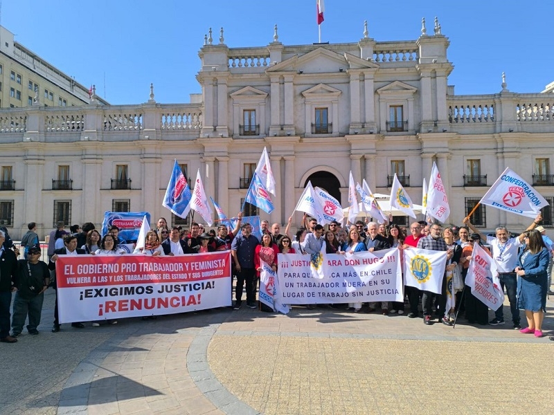 Gremios de Trabajadores Públicos protestaron frente a La Moneda